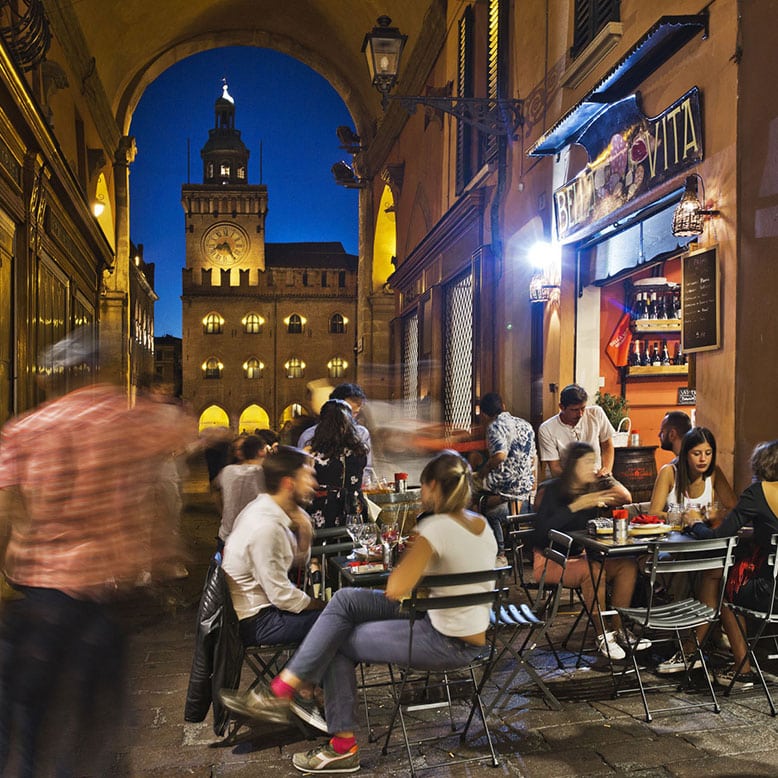 Bologna, Palazzo D'Accursio, ITALY, Cafe Bella Vita, pasta, Nightlife in Bologna, where to eat Bologna, Bolognese Sauce, girls in Bologna